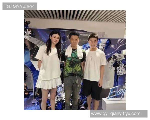 嫂子颜值爆表何猷君携妻儿共庆揭幕战与孩子生日欢乐时光 嫂子颜值爆表何猷君携妻儿共庆揭幕战与孩子生日欢乐时光